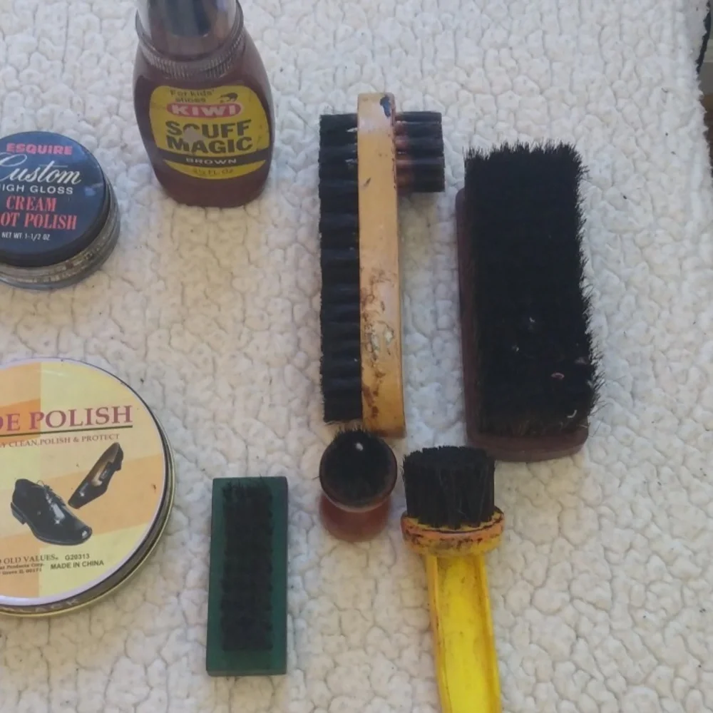 Vintage Cedar Griffin Shoe Shine Kit - 13 Pieces - Picture 10 of 16